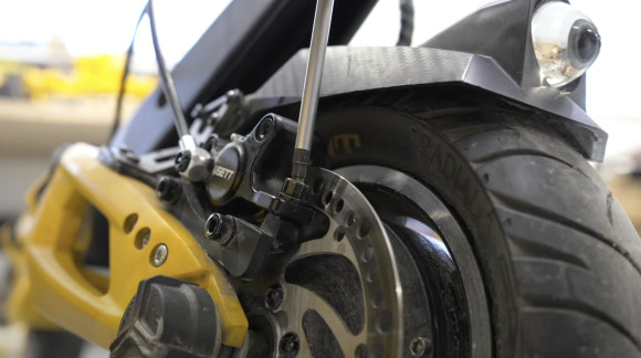 Hogyan lehet légteleníteni a hidraulikus fékeket egy elektromos rolleren?